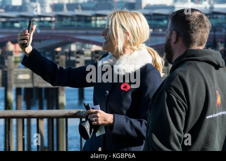 A smiling Holly Willoughby prend un à l'extérieur de l'selfies Studios ce matin sur la rive sud de Londres Banque D'Images