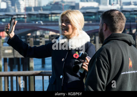 A smiling Holly Willoughby prend un à l'extérieur de l'selfies Studios ce matin sur la rive sud de Londres Banque D'Images