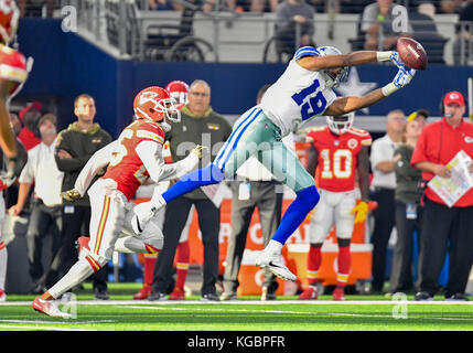 Novembre 05, 2017 Dallas Cowboys : receveur Brice Butler # 19atteint d'un laissez-passer, mais n'est pas en mesure de faire la réception pendant un match de football américain NFL entre les Chiefs de Kansas City et les Dallas Cowboys à AT&T Stadium à Arlington, TX Dallas battu Kansas City 28-17 donne Albert Pena/CSM Banque D'Images