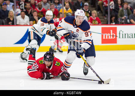 Chicago, Illinois, USA. 19 Oct, 2017. # 20 - Blackhawk Brandon Saad et Oiler # 97 Connor McDavid en action au cours de la partie de la Ligue nationale de hockey entre les Blackhawks de Chicago et les Oilers d'Edmonton à l'United Center de Chicago, IL. Credit : Cal Sport Media/Alamy Live News Banque D'Images