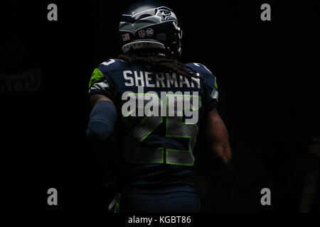 Seattle, USA. 5Th Nov, 2017. Seattle Seahawks Richard évoluait Sherman (25) s'exécute dans le lecteur au cours de l'échauffement du tunnel avant un match entre les Redskins de Washington et les Seattle Seahawks au champ CenturyLink à Seattle, WA, le 5 novembre 2017. Credit : Cal Sport Media/Alamy Live News Banque D'Images