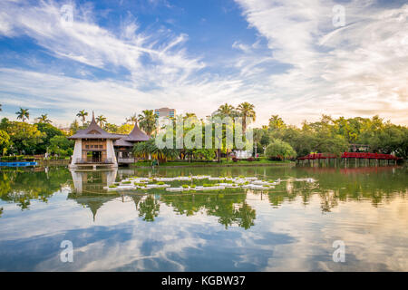 Taichung Park pavilion dans le lac Banque D'Images