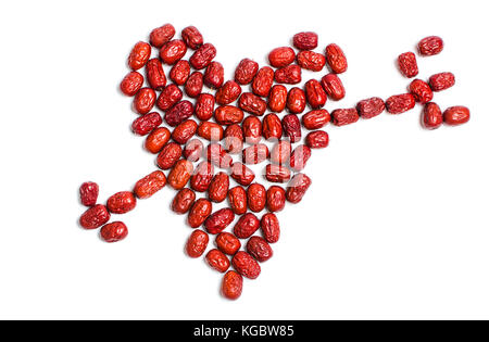 Forme de coeur fait de jujube, chinois date rouge séché des fruits sur white Banque D'Images