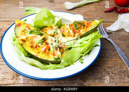 Aubergines farcies aux légumes servis sur une plaque Banque D'Images