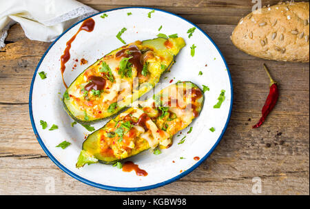 Aubergines farcies aux légumes servis sur une plaque Banque D'Images