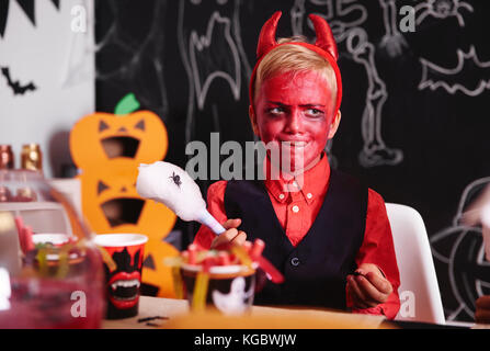 Boy eating et making a face Banque D'Images