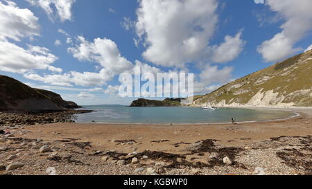 Vue grand angle sur l'anse de lulworth sur un matin d'automne clair à partir de la côte sud-ouest de l'île Portland chemin lointain toile, Jurassic Coast, dorset uk Banque D'Images