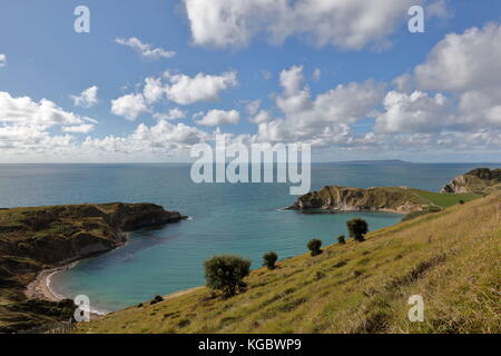 Vue grand angle sur l'anse de lulworth sur un matin d'automne clair à partir de la côte sud-ouest de l'île Portland chemin lointain toile, Jurassic Coast, dorset uk Banque D'Images