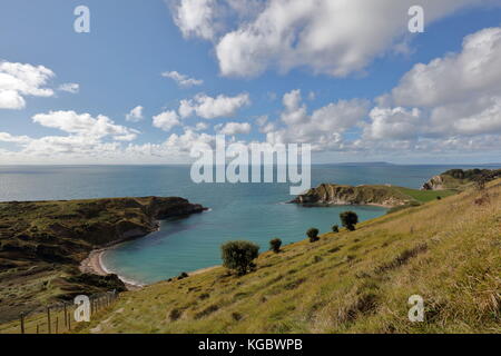 Vue grand angle sur l'anse de lulworth sur un matin d'automne clair à partir de la côte sud-ouest de l'île Portland chemin lointain toile, Jurassic Coast, dorset uk Banque D'Images