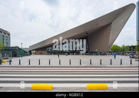 Rotterdam, Pays-Bas - 9 juin 2014 : La gare immeuble moderne vue de l'avant avec un passage pour piétons à l'avant-plan Banque D'Images