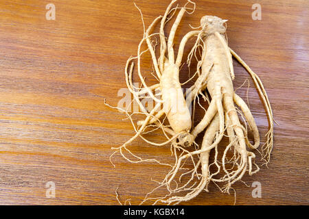 Korean Ginseng frais sur fond de bois Banque D'Images