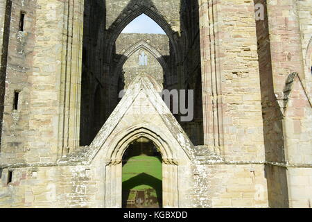 Abbaye de tintern monmouthshire uk Wales re monastères dissolution détail architectural de ruines antiques Banque D'Images