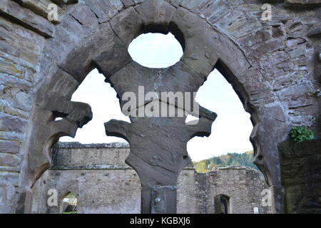 Abbaye de tintern monmouthshire uk Wales re monastères dissolution détail architectural de ruines antiques Banque D'Images