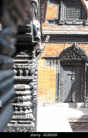 Porte en bois artisanal traditionnel et des piliers dans le bâtiment Banque D'Images