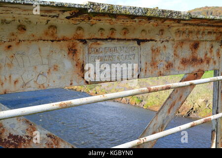 Métal patiné signalisation fonderie plaque rivetée et détaillant sur fer pont métallique sur la rivière Wye près de monmouthshire tintern uk united kingdom Banque D'Images