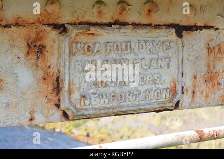 Métal patiné signalisation fonderie plaque rivetée et détaillant sur fer pont métallique sur la rivière Wye près de monmouthshire tintern uk united kingdom Banque D'Images