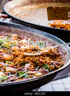 Plat à paella aux crevettes, closeup coloré. la Paella espagnole le riz dans la casserole avec les légumes et les crevettes. pan vide en arrière-plan Banque D'Images