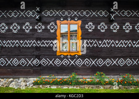 Cicmany, Slovaquie - août 02, 2015 : vieilles maisons en village en Slovaquie cicmany, traditionnel peint avec peinture blanche. cicmany, Slovaquie Banque D'Images