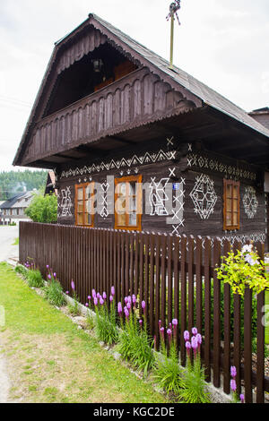 Cicmany, Slovaquie - août 02, 2015 : vieilles maisons en village en Slovaquie cicmany, traditionnel peint avec peinture blanche. cicmany, Slovaquie Banque D'Images