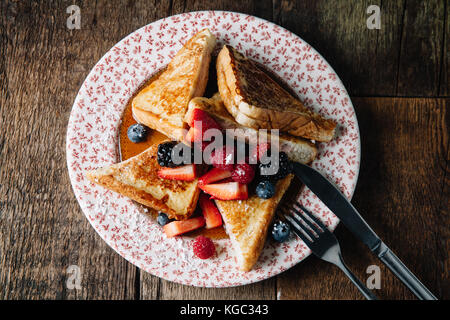 French Toast sur une assiette, vintage style rustique Banque D'Images