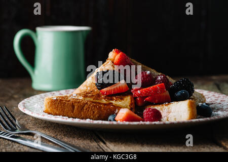 French Toast sur une assiette, vintage style rustique Banque D'Images