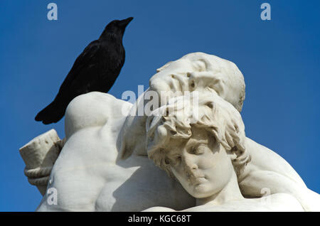 Paris, France. Jardin des Tuileries. Statue en marbre 'le Serment de Spartacus' / 'The Oath of Spartacus' (c1870: Louis-Ernest Barrias) avec détail et corbeau Banque D'Images