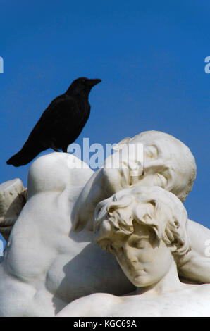 Paris, France. Jardin des Tuileries. Statue en marbre 'le Serment de Spartacus' / 'The Oath of Spartacus' (c1870: Louis-Ernest Barrias) avec détail et corbeau Banque D'Images