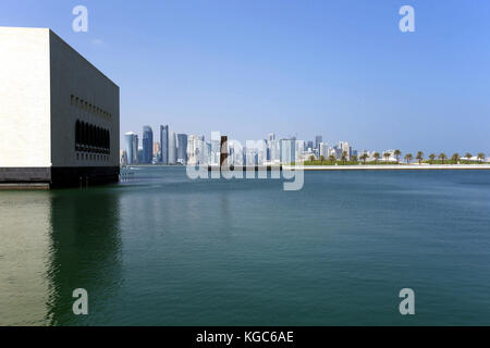 Doha, Qatar - 6 novembre, 2017 : vue sur la baie de Doha, le parc du musée, avec une partie du musée d'art islamique visible Banque D'Images