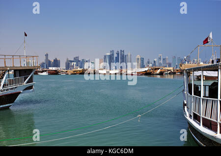 Doha, Qatar - 6 novembre, 2017 : vue sur la baie de Doha à partir de la corniche, avec l'entreprise lointain towers Banque D'Images