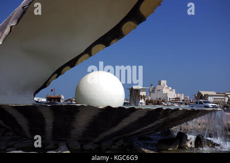 Doha, Qatar - 6 novembre, 2017 : vue sur le musée d'art islamique derrière l'huître perlière et fontaine sur cornichet doha Banque D'Images