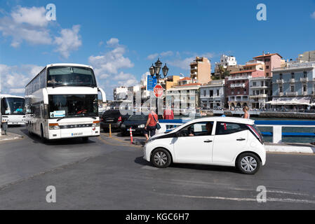 TourBus et voiture de location dans le centre ville d'Agios Nikolaos, Crète, Grèce Banque D'Images