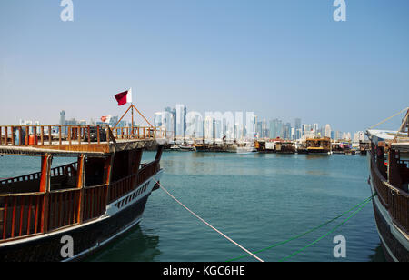 Doha, Qatar - 6 novembre, 2017 : vue sur la baie de Doha à partir de la corniche, avec l'entreprise lointain towers Banque D'Images