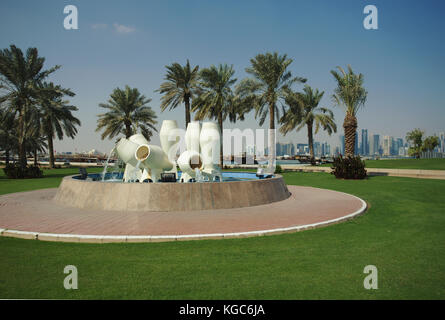 Doha, Qatar - 6 novembre, 2017 : voir l'eau de la fontaine du pot avec le bdoha bay tours d'affaires lointain Banque D'Images