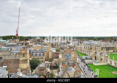 Vue de St Marys Church tower dans le centre historique de Cambridge ville de la place du marché et King's College dans le centre-ville Banque D'Images