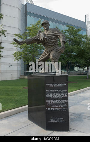 Statue de Walter Perry Johnson ('Le Big Train'), les ressortissants Park, stade des Nationals de Washington, Washington DC, United States. Banque D'Images