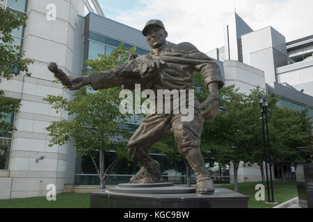 Statue de Walter Perry Johnson ('Le Big Train'), les ressortissants Park, stade des Nationals de Washington, Washington DC, United States. Banque D'Images