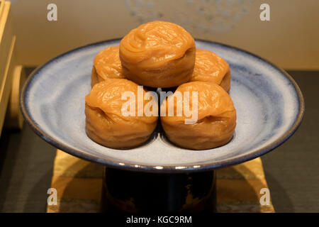 Umeboshi japonais sur un plat comme un mets délicat Banque D'Images