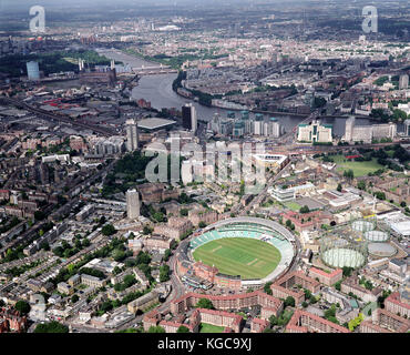 Une vue aérienne de Londres montrant la Tamise, l'Oval Cricket Ground, Battersea Power Station, MI6 Building et Vauxhall Cross. Photo de Michael Banque D'Images