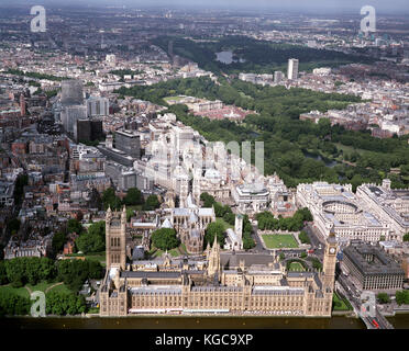 Une vue aérienne de Londres montrant les chambres du Parlement, l'abbaye de Westminster, Buckingham Palace, la place du Parlement, Big Ben, Green Park et St James Pa Banque D'Images