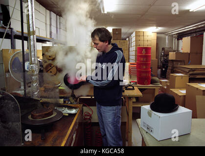 Sur la photo, l'atelier à Christy's, un chapeau fabricant, à Whitney, Oxfordshire, où le chapeau melon est fini à la main, à l'eau la hat à allo Banque D'Images