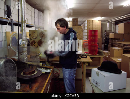 Sur la photo, l'atelier à Christy's, un chapeau fabricant, à Whitney, Oxfordshire, où le chapeau melon est fini à la main, à l'eau la hat à allo Banque D'Images