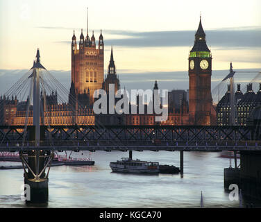Les chambres du Parlement et Big Ben à la tombée un soir d'hiver de janvier. La météo au Royaume-Uni a fait écho à la volatilité de l'activité en cours Banque D'Images