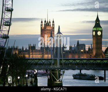 Les chambres du Parlement et Big Ben à la tombée un soir d'hiver de janvier. La météo au Royaume-Uni a fait écho à la volatilité de l'activité en cours Banque D'Images