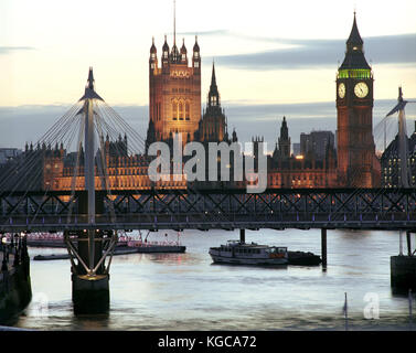 Les chambres du Parlement et Big Ben à la tombée un soir d'hiver de janvier. La météo au Royaume-Uni a fait écho à la volatilité de l'activité en cours Banque D'Images