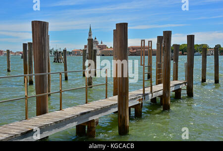 Un quai d'amarrage et d'ancrage dans le pieux Dorsoduro de Venise. l'île de Giudecca peut être vu à travers le canal Giudecca. Banque D'Images