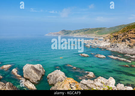 Côte près de Woolacome dans le Devon avec une mer bleue calme et claire. Banque D'Images