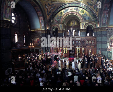 Les membres de la communauté orthodoxe grecque de célébrer le douzième jour de Noël, l'Epiphanie, à la cathédrale grecque orthodoxe de Saint Sophia au centr Banque D'Images