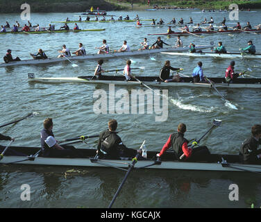 Le chef de l'annuel River Race sur la Tamise a été annulé à la moitié de l'événement en raison des vents violents et de fortes eaux. La première course a été Banque D'Images