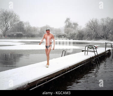 Les hommes seulement Highgate Ponds, également connu sous le nom de Hampstead étangs, au nord de Londres est un endroit de prédilection pour un matin tôt dip. Comme la Grande-Bretagne est saisi par le Banque D'Images