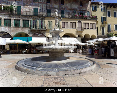 Vérone Vénétie Italie. Piazza delle Erbe, la fontaine dite 'Madonna Verona', l'une des plus anciennes pièces dans le carré. Construit en 1368 par Cansignorio Banque D'Images